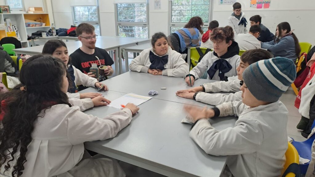 Cooperativa Artigas, a través del Comité de Educación, Fomento e Integración Cooperativa (CEFIC), junto a la Agencia Colón y con el apoyo de INACOOP, llevó adelante una nueva jornada del taller Educación Financiera y Cooperativa para Infancias en la Escuela N.º 289.

La actividad se desarrolló el pasado miércoles 29 de julio, con un nuevo grupo de estudiantes, dando continuidad al trabajo que la cooperativa viene realizando en este centro educativo para acercar herramientas de educación financiera desde una propuesta participativa, lúdica y basada en los valores del cooperativismo.