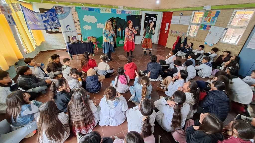 Durante el mes de setiembre, Cuentos Cooperativos llegó a distintas comunidades educativas de Canelones, en una propuesta de Cooperativa Artigas, con el apoyo de INACOOP, que busca acercar los valores del cooperativismo a niñas, niños y docentes a través de los cuentos, el juego y la participación.

En esta oportunidad, compartimos este recorrido junto a las Agencias Pando y Salinas, acercando Cuentos Cooperativos a las comunidades y generando nuevos espacios para encontrarnos, aprender y compartir.