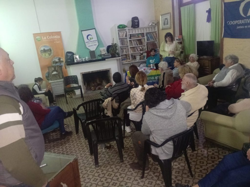 El taller “Hablemos de Diversidad” reunió a alrededor de 30 personas y se desarrolló como un espacio participativo e interactivo, donde pudimos abordar la diversidad desde una mirada integral, incluyendo la diversidad sexual, la identidad de género y otras dimensiones que forman parte de nuestra sociedad.