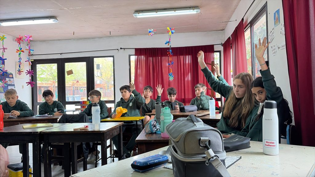 El CEFIC de Cooperativa Artigas promovió una nueva instancia de intercambio entre estudiantes de ambos centros educativos para compartir aprendizajes, desafíos y experiencias sobre educación financiera y cooperativa.
En el marco del programa Educación Financiera y Cooperativa para Infancias, el Comité de Educación, Fomento e Integración Cooperativa (CEFIC) de Cooperativa Artigas llevó adelante un nuevo encuentro virtual por Zoom entre estudiantes de sexto año de la Escuela VICMAN y de la Escuela N.º 289.
En esta oportunidad, compartimos este recorrido junto a las Agencias Pando y Salinas, acercando Cuentos Cooperativos a las comunidades y generando nuevos espacios para encontrarnos, aprender y compartir.